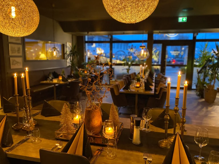 Pent pådekkede bord hos Baltzer Restaurant