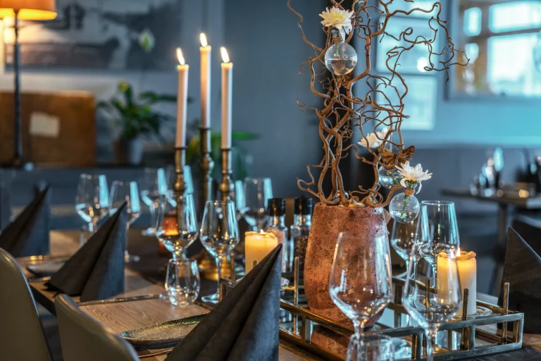 Pent pådekkede bord hos Baltzer Restaurant